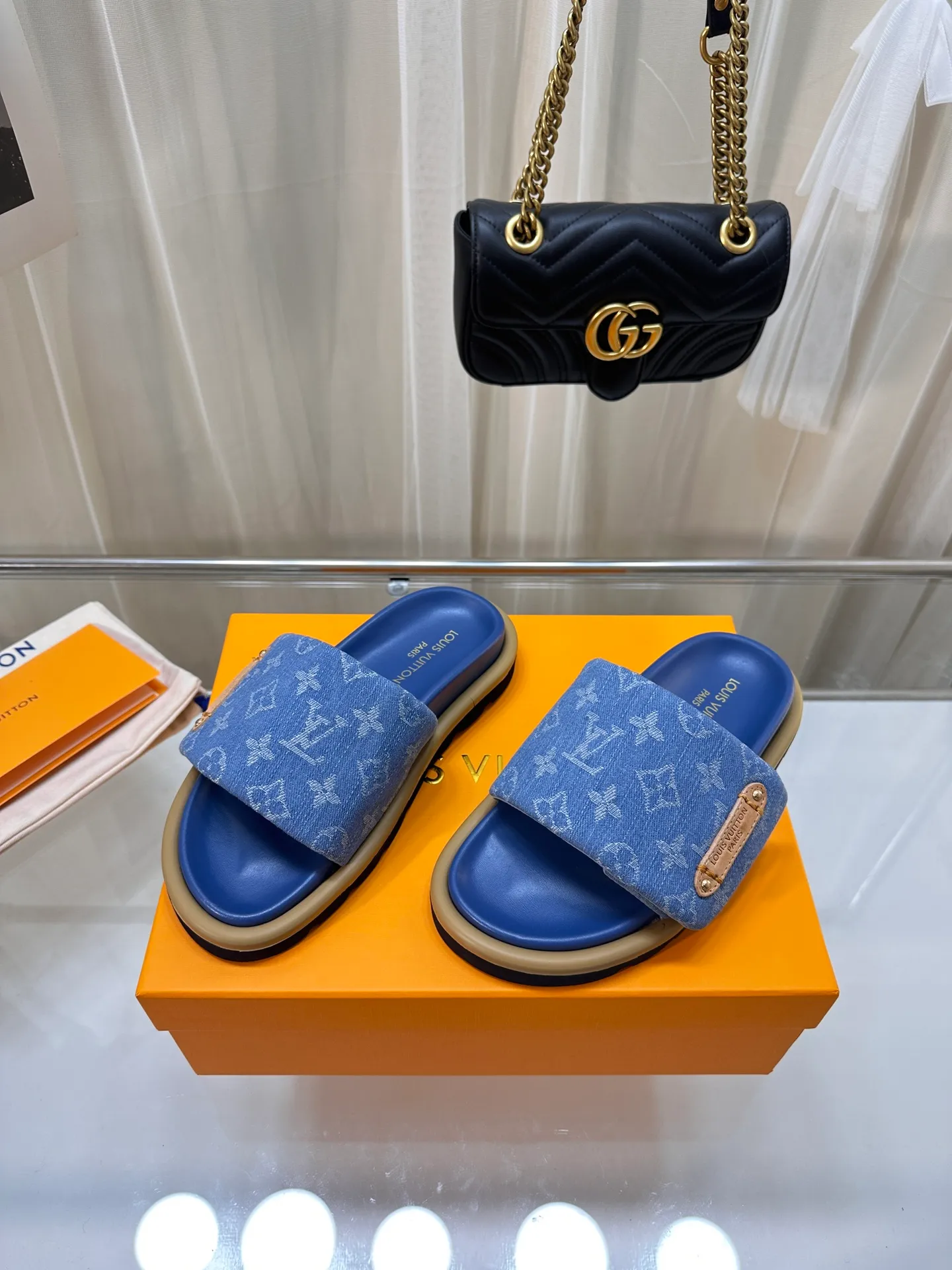 P360👟👟 LV couple’s counter features the latest hard goods of denim slippers🆕 ❥Purchase level! Full of high-end feel! A popular model among bloggers at home and abroad, it’s retro and fashionable and looks amazing on your feet! The official website’s main recommendation ▪️Upper: high-customized denim printed fabric ▪️Inner lining: imported goatskin lining ▪️Outsole: original molded non-slip and wear-resistant foam sole ▪️Size: Female 35-41 Male 41-45